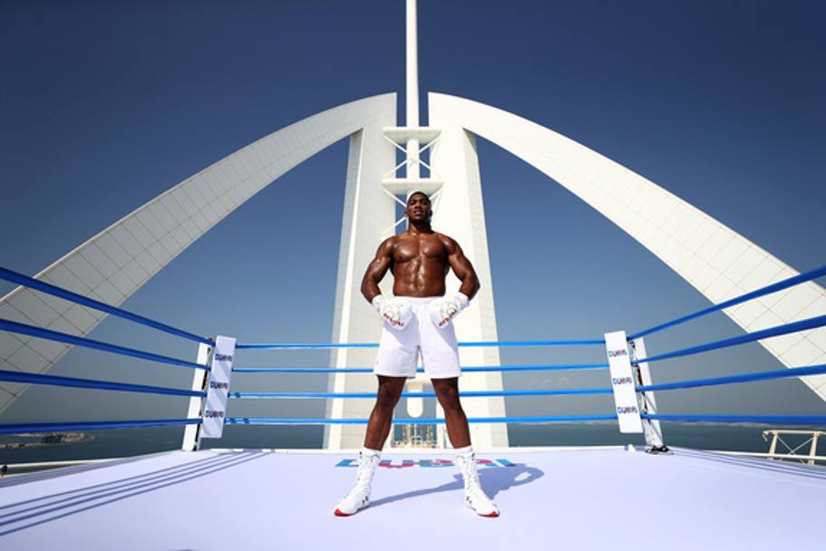 Il campione del ring si  allenato sull&#39;eliporto del Burj Al Arab, a Dubai. Getty